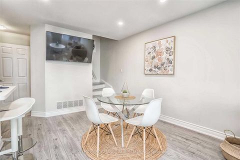 Photo 7 at 82 - 151 Townsgate Drive, Yorkhill, Vaughan