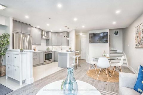 Photo 8 at 82 - 151 Townsgate Drive, Yorkhill, Vaughan