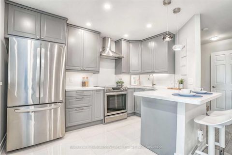 Photo 10 at 82 - 151 Townsgate Drive, Yorkhill, Vaughan