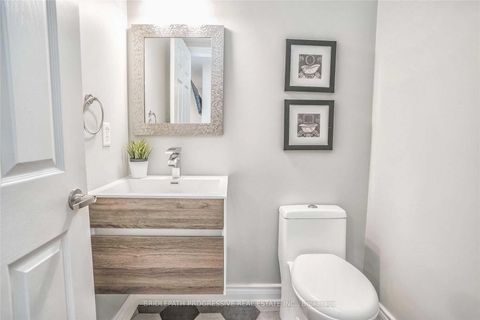 Photo 11 at 82 - 151 Townsgate Drive, Yorkhill, Vaughan