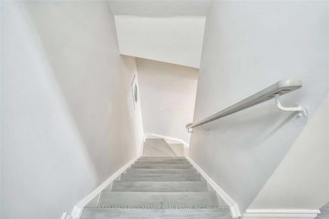 Photo 12 at 82 - 151 Townsgate Drive, Yorkhill, Vaughan