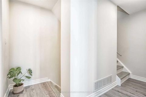 Photo 13 at 82 - 151 Townsgate Drive, Yorkhill, Vaughan