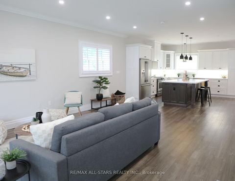 Photo 9 at 29 Patrick Drive, Aurora Highlands, Aurora