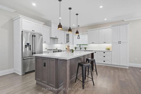 Photo 10 at 29 Patrick Drive, Aurora Highlands, Aurora