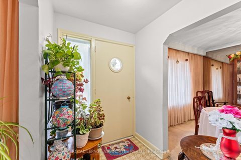 Photo 5 at 28 Waterbeach Crescent, Clairville, Toronto