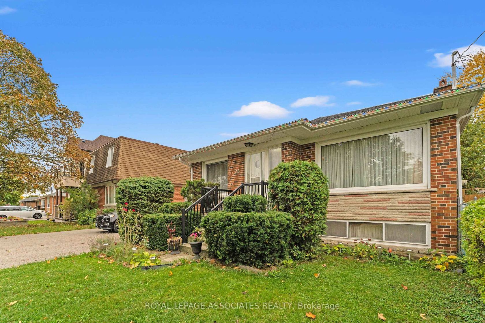 Photo 2 at 28 Waterbeach Crescent, Clairville, Toronto Photo 2 at 28 Waterbeach Crescent, Clairville, Toronto