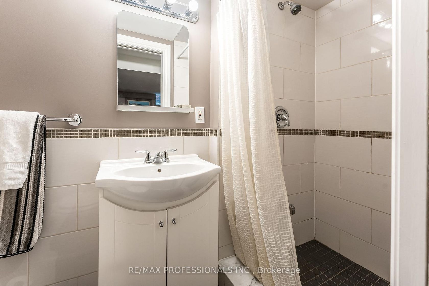 Photo 38 at 37 Lavinia Avenue, Swansea, Toronto Photo 38 at 37 Lavinia Avenue, Swansea, Toronto