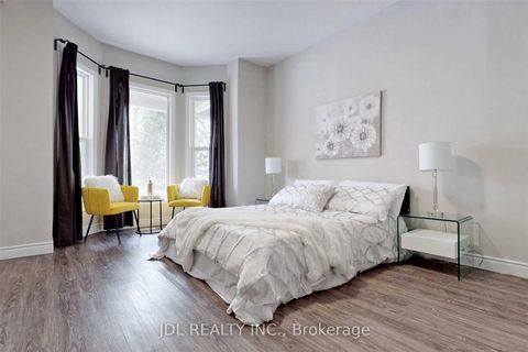 Photo 8 at 216 Mc Caul Street, Chinatown, Toronto