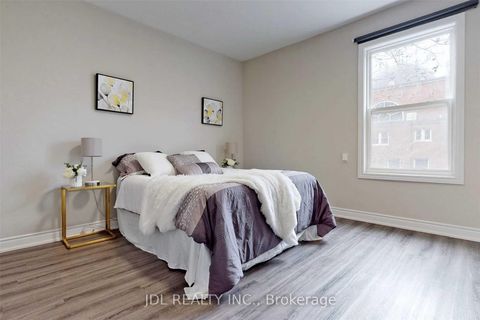 Photo 18 at 216 Mc Caul Street, Chinatown, Toronto