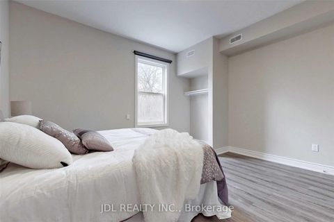 Photo 19 at 216 Mc Caul Street, Chinatown, Toronto