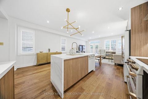 Photo 15 at 8 Bristlewood Crescent, Patterson, Vaughan