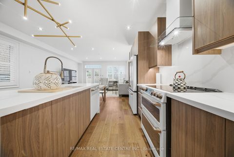 Photo 16 at 8 Bristlewood Crescent, Patterson, Vaughan