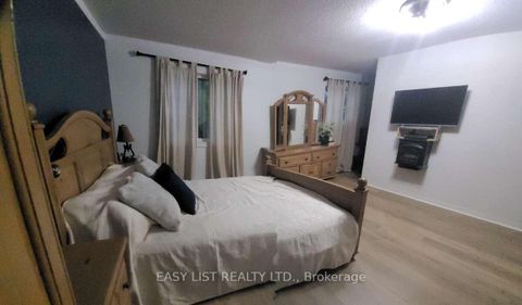 Photo 28 at 15 Miles Court, North Richvale, Richmond Hill