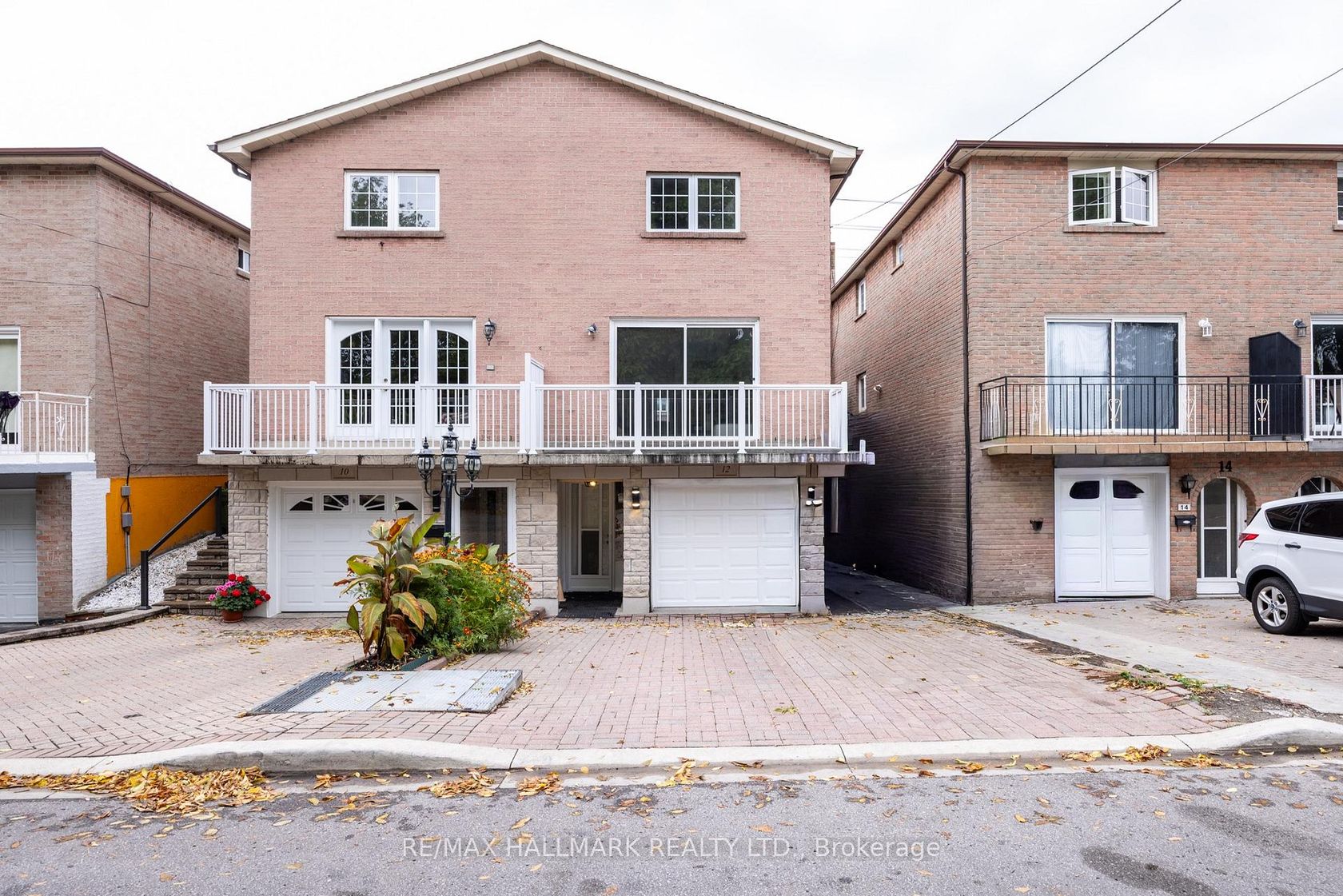 12 Outlook Garden Boulevard, Smythe, Toronto photo number 2