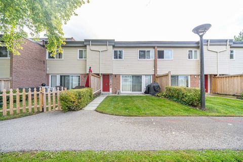 Photo 4 at 111 Milestone Crescent, Aurora Village, Aurora Photo 4 at 111 Milestone Crescent, Aurora Village, Aurora