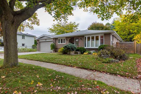 Photo 3 at 27 Bigwin Drive, Aurora Heights, Aurora Photo 3 at 27 Bigwin Drive, Aurora Heights, Aurora