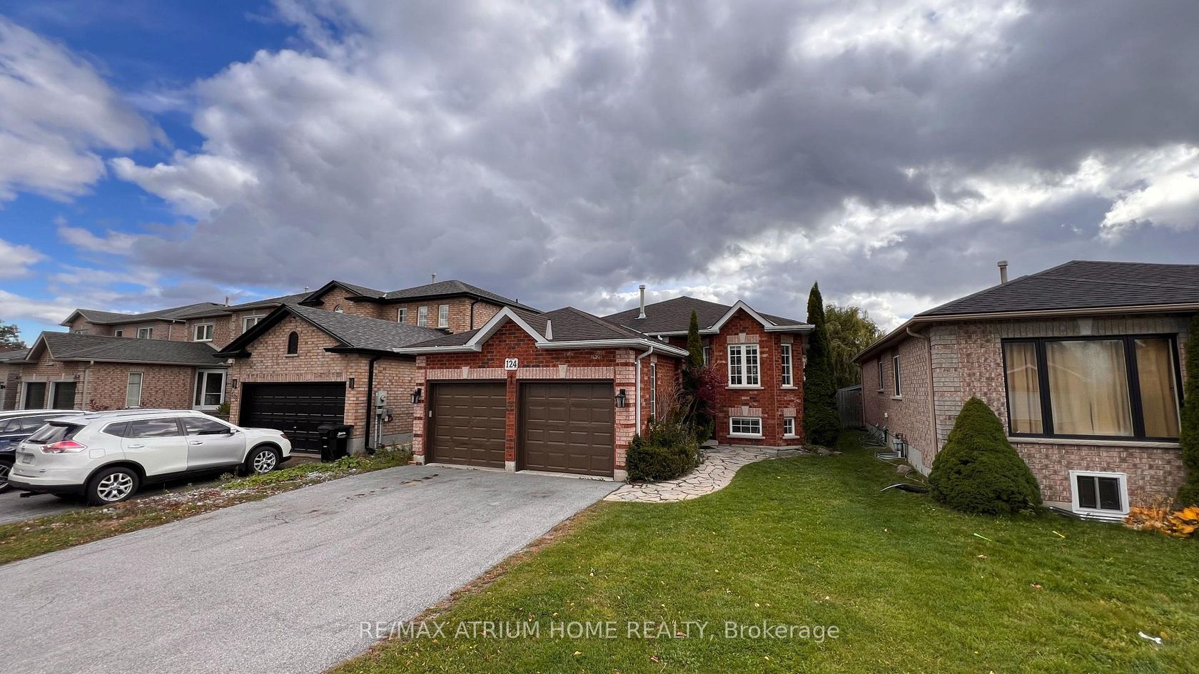 124 Monique Crescent, East Bayfield, Barrie photo number 2