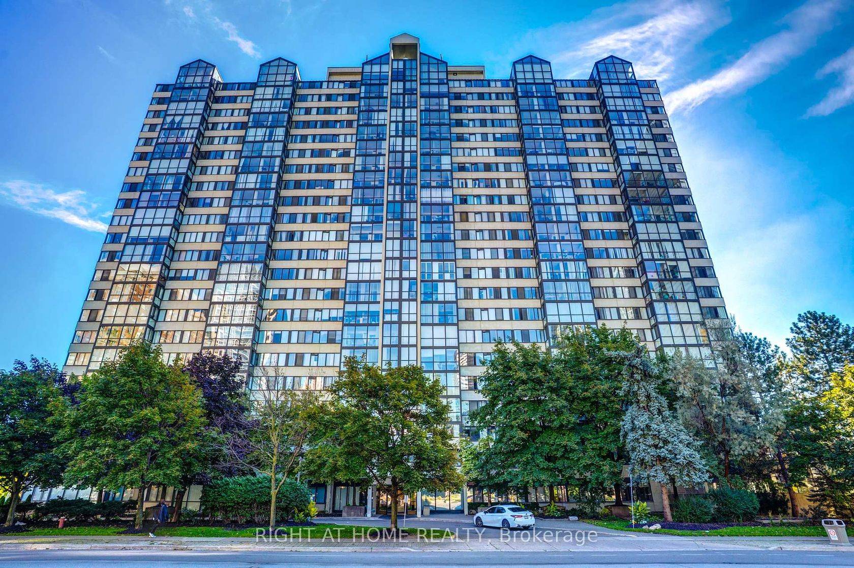 201 - 350 Webb Drive, City Centre, Mississauga by Loree Meneguzzi Real Estate 201 - 350 Webb Drive, City Centre, Mississauga