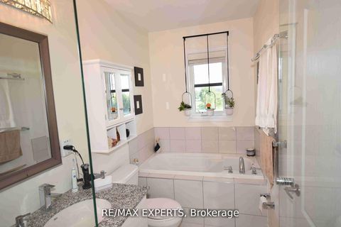 Photo 10 at 11 City Park Circle, West Woodbridge, Vaughan