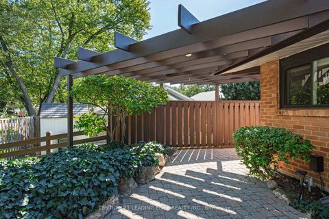 Photo 2 at 4 Rosswood Crescent, Bendale, Toronto