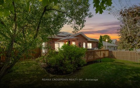 Photo 1 at 1 Bloxham Place, Shore, Barrie