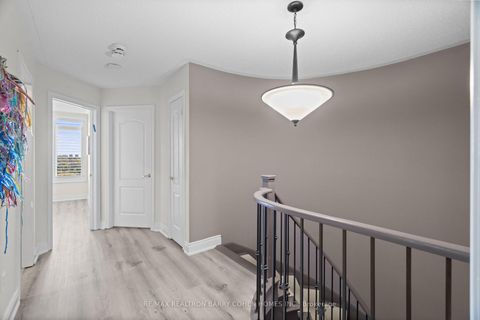 Photo 13 at 28 Mistywood Crescent, Patterson, Vaughan