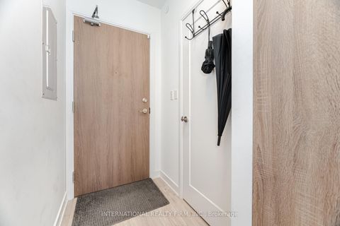 Photo 3 at 1012 - 27 Bathurst Street, Waterfront Communities C1, Toronto