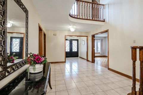 Photo 10 at 113 Cabaletta Crescent, West Woodbridge, Vaughan