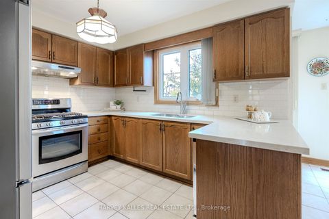 Photo 15 at 113 Cabaletta Crescent, West Woodbridge, Vaughan