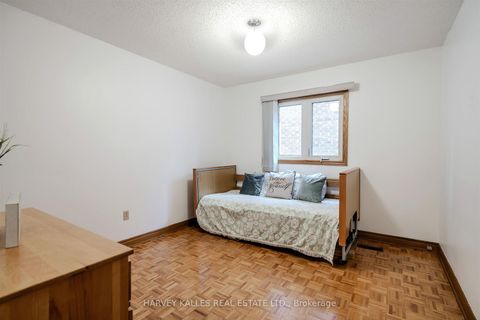 Photo 26 at 113 Cabaletta Crescent, West Woodbridge, Vaughan