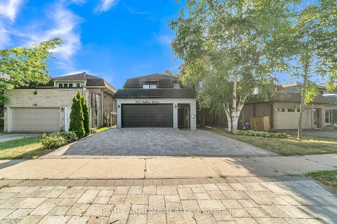 Photo 5 at 302 Mullen Drive, Brownridge, Vaughan