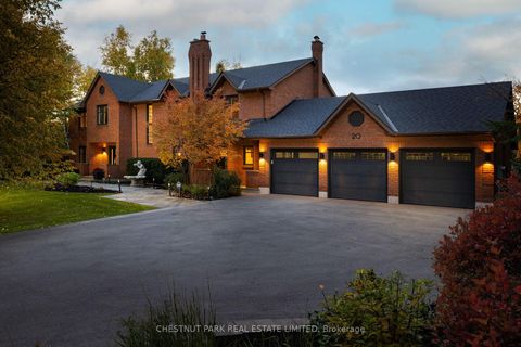 Photo 2 at 20 Fenyrose Crescent, East Woodbridge, Vaughan