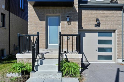 Photo 2 at 37 Turnberry Lane, Painswick South, Barrie