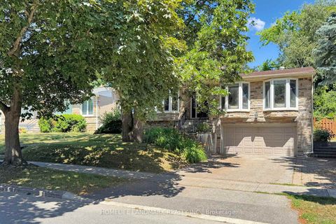 Photo 1 at 61 Whittaker Crescent, Bayview Village, Toronto