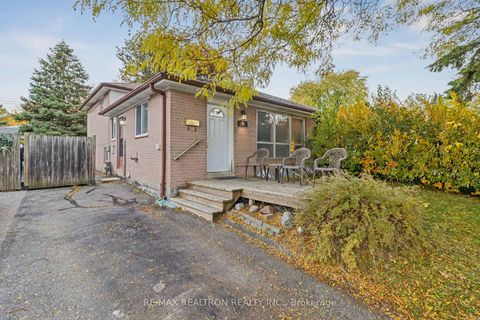 Photo 1 at 16 Foreht Crescent, Aurora Heights, Aurora