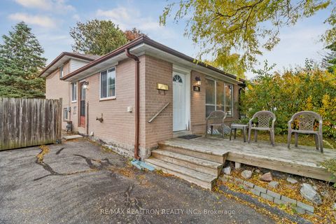 Photo 2 at 16 Foreht Crescent, Aurora Heights, Aurora