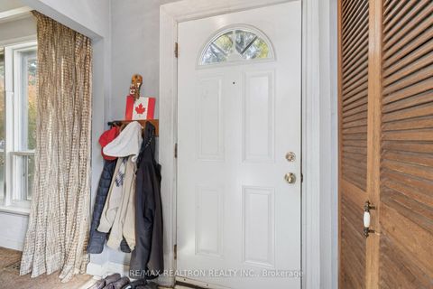 Photo 4 at 16 Foreht Crescent, Aurora Heights, Aurora