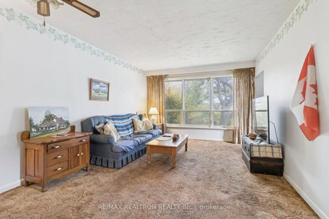 Photo 5 at 16 Foreht Crescent, Aurora Heights, Aurora