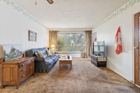 Photo 6 at 16 Foreht Crescent, Aurora Heights, Aurora