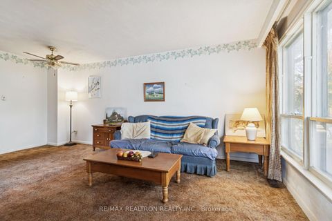 Photo 7 at 16 Foreht Crescent, Aurora Heights, Aurora