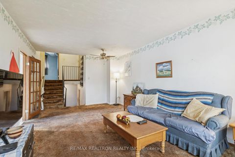 Photo 8 at 16 Foreht Crescent, Aurora Heights, Aurora