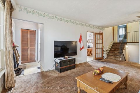 Photo 9 at 16 Foreht Crescent, Aurora Heights, Aurora