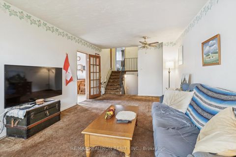 Photo 10 at 16 Foreht Crescent, Aurora Heights, Aurora