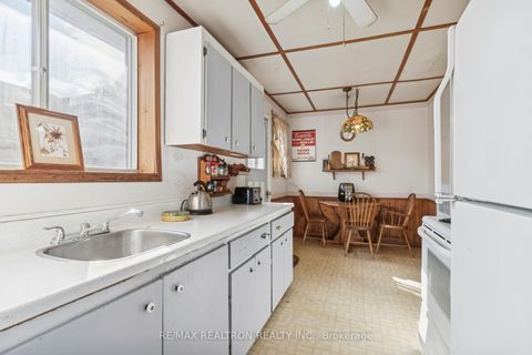 Photo 11 at 16 Foreht Crescent, Aurora Heights, Aurora