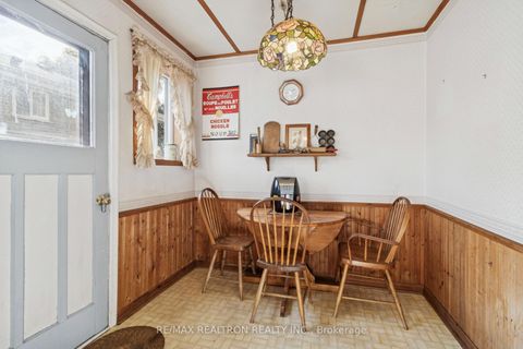 Photo 12 at 16 Foreht Crescent, Aurora Heights, Aurora