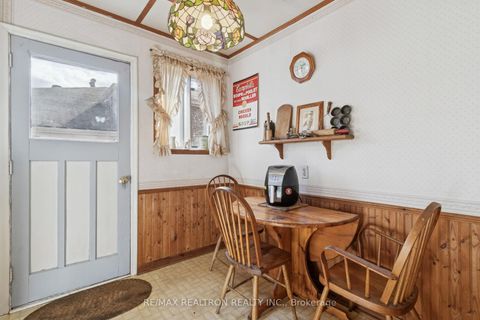 Photo 13 at 16 Foreht Crescent, Aurora Heights, Aurora