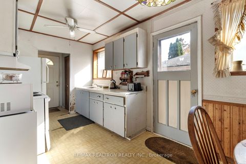 Photo 14 at 16 Foreht Crescent, Aurora Heights, Aurora