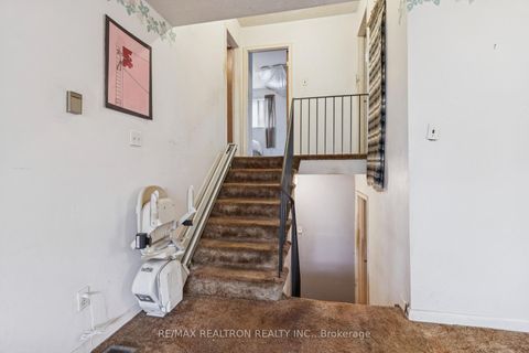 Photo 15 at 16 Foreht Crescent, Aurora Heights, Aurora