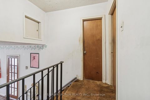 Photo 16 at 16 Foreht Crescent, Aurora Heights, Aurora