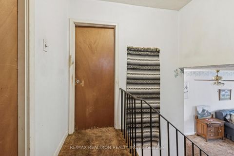 Photo 17 at 16 Foreht Crescent, Aurora Heights, Aurora